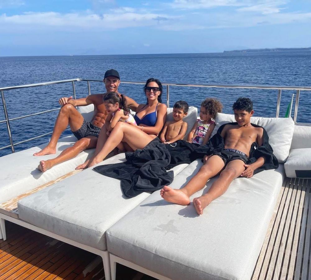 Cristiano Ronaldo asteapta titlul de golgheter pe yacht! El se relaxeaza pe vasul sau de lux, alaturi de familie si prieteni_8
