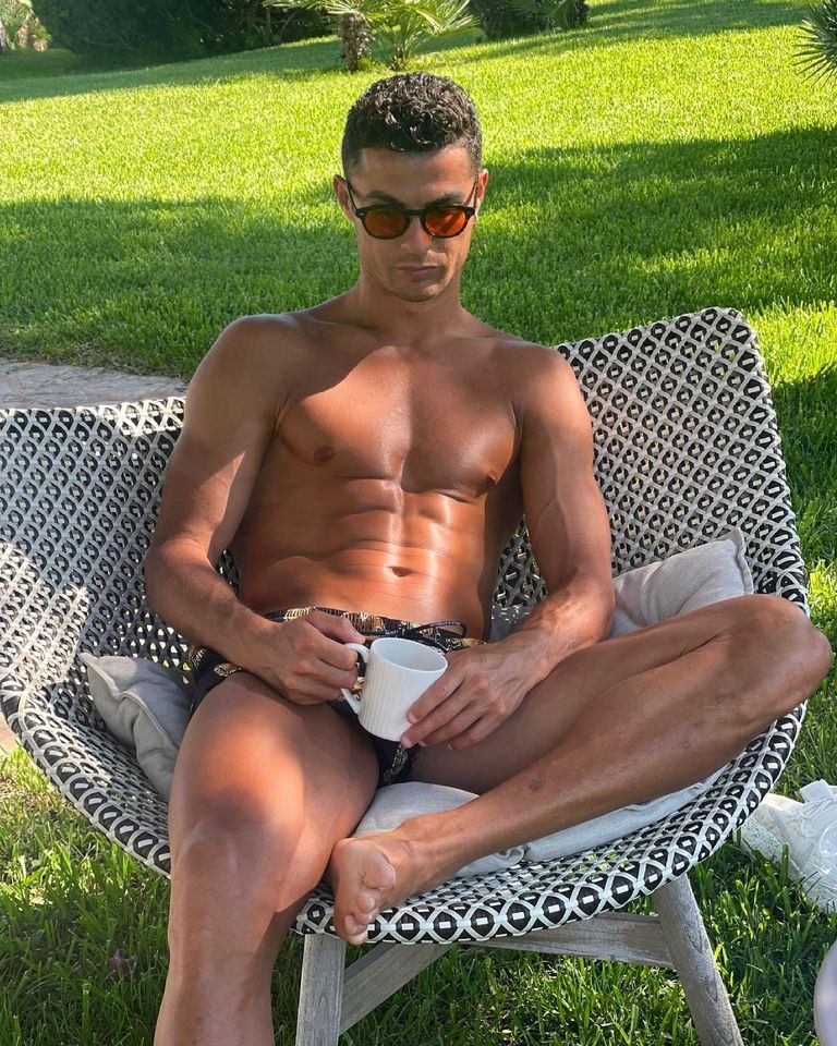 Cristiano Ronaldo asteapta titlul de golgheter pe yacht! El se relaxeaza pe vasul sau de lux, alaturi de familie si prieteni_9