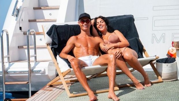 
	Cristiano Ronaldo asteapta titlul de golgheter pe yacht! El se relaxeaza pe vasul sau de lux, alaturi de familie si prieteni
