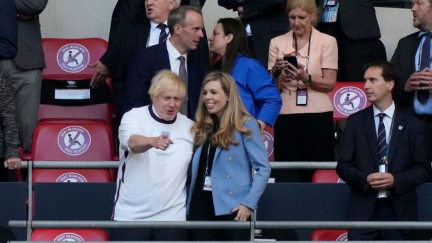 
	Boris Johnson si sotia sa, in prim planul invitatiilor de pe Wembley. Premierul britanic i-a eclipsat pe David Beckham si pe Printul William
