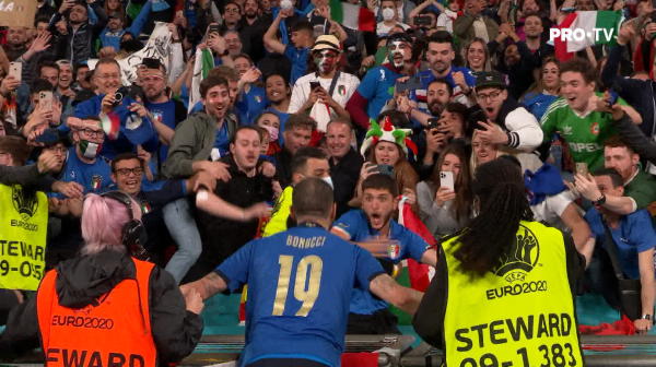 Imagini incredibile surprinse la finalul meciului Italia - Spania! Bonucci, confundat de un steward cu un fan care dorea sa intre pe teren 
