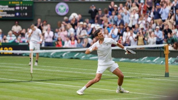 
	Novak Djokovic s-a calificat in a 30-a finala de mare slem a carierei! O va juca impotriva lui Matteo Berrettini, primul italian finalist in 144 de ani de istorie la Wimbledon
