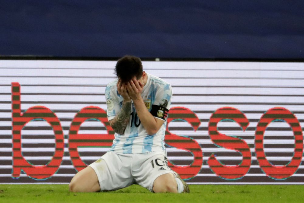 Gestul minunat facut de Messi dupa ce a castigat Copa America: s-a asezat in mijlocul terenului si si-a sunat familia. Reactia baietilor _1