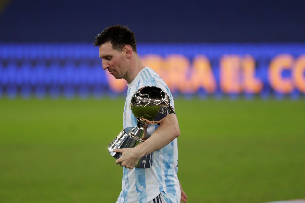 Gestul minunat facut de Messi dupa ce a castigat Copa America: s-a asezat in mijlocul terenului si si-a sunat familia. Reactia baietilor _2