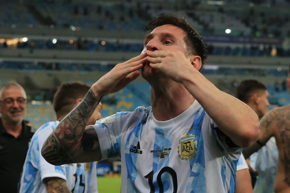 Gestul minunat facut de Messi dupa ce a castigat Copa America: s-a asezat in mijlocul terenului si si-a sunat familia. Reactia baietilor _4