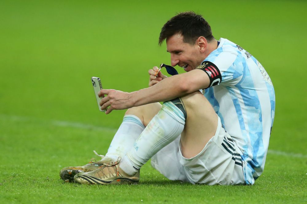 Gestul minunat facut de Messi dupa ce a castigat Copa America: s-a asezat in mijlocul terenului si si-a sunat familia. Reactia baietilor _14