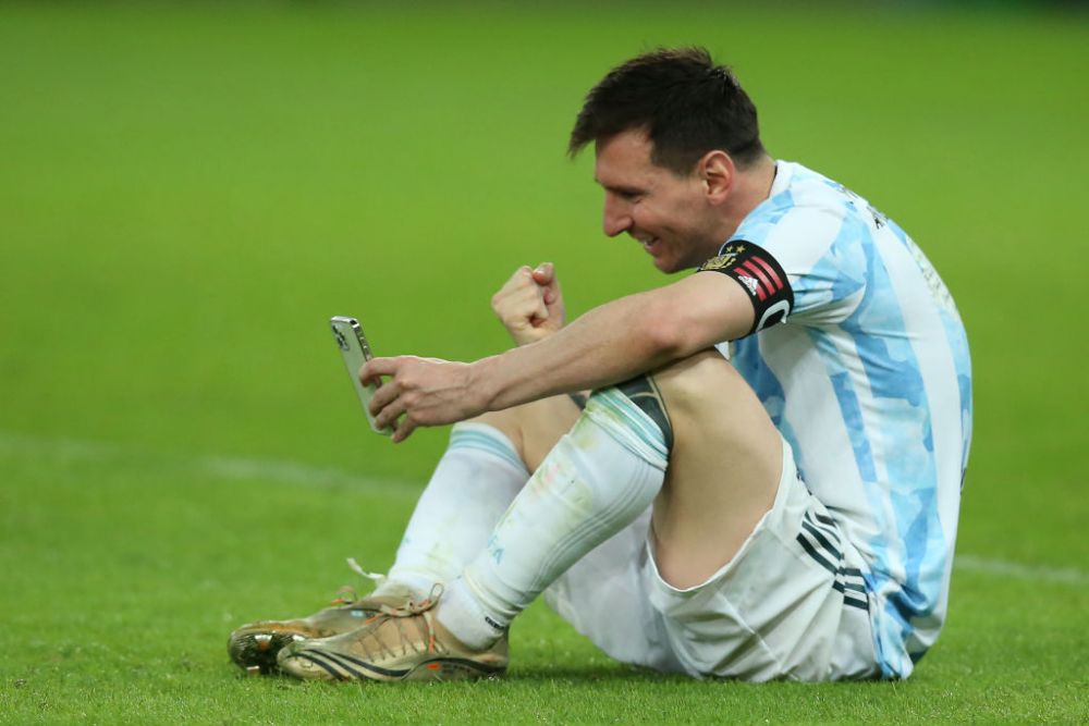 Gestul minunat facut de Messi dupa ce a castigat Copa America: s-a asezat in mijlocul terenului si si-a sunat familia. Reactia baietilor _15