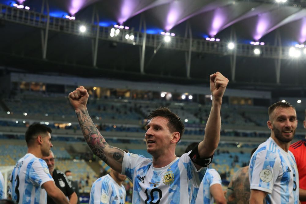 Gestul minunat facut de Messi dupa ce a castigat Copa America: s-a asezat in mijlocul terenului si si-a sunat familia. Reactia baietilor _6