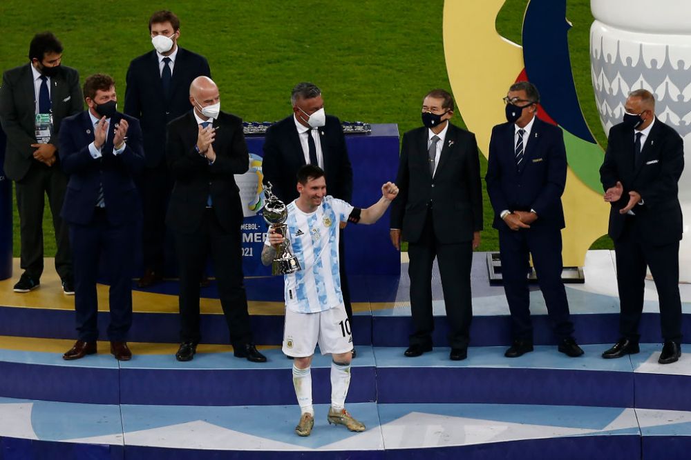 Gestul minunat facut de Messi dupa ce a castigat Copa America: s-a asezat in mijlocul terenului si si-a sunat familia. Reactia baietilor _8