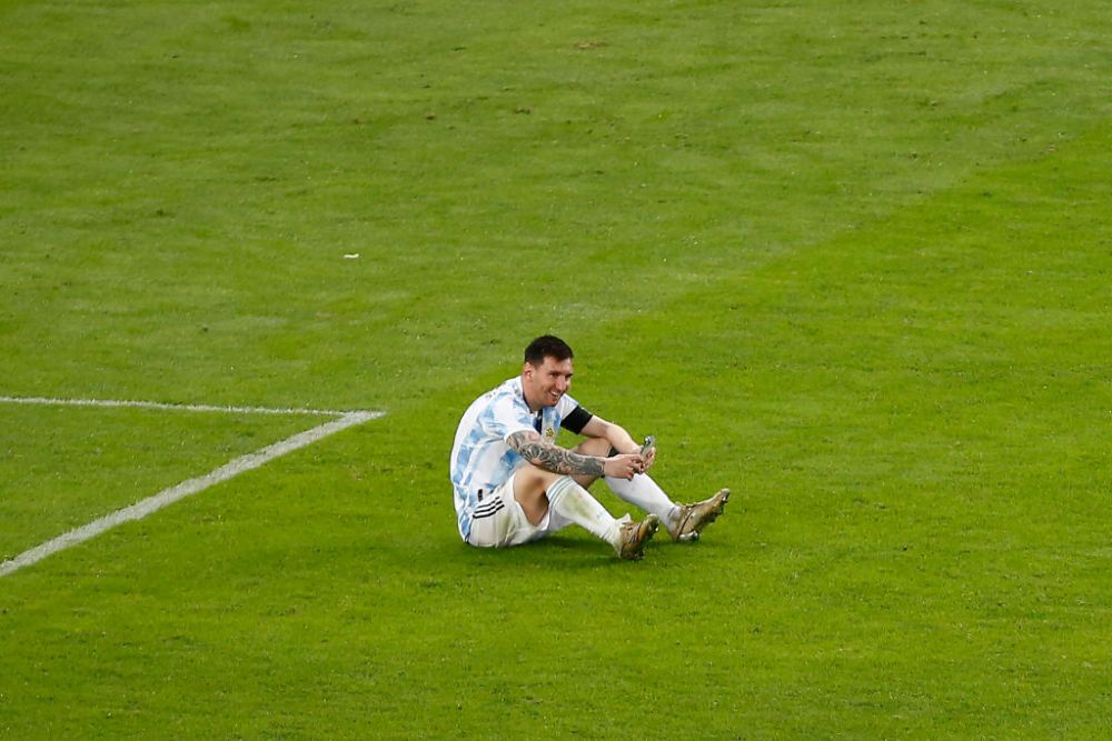 Gestul minunat facut de Messi dupa ce a castigat Copa America: s-a asezat in mijlocul terenului si si-a sunat familia. Reactia baietilor _9