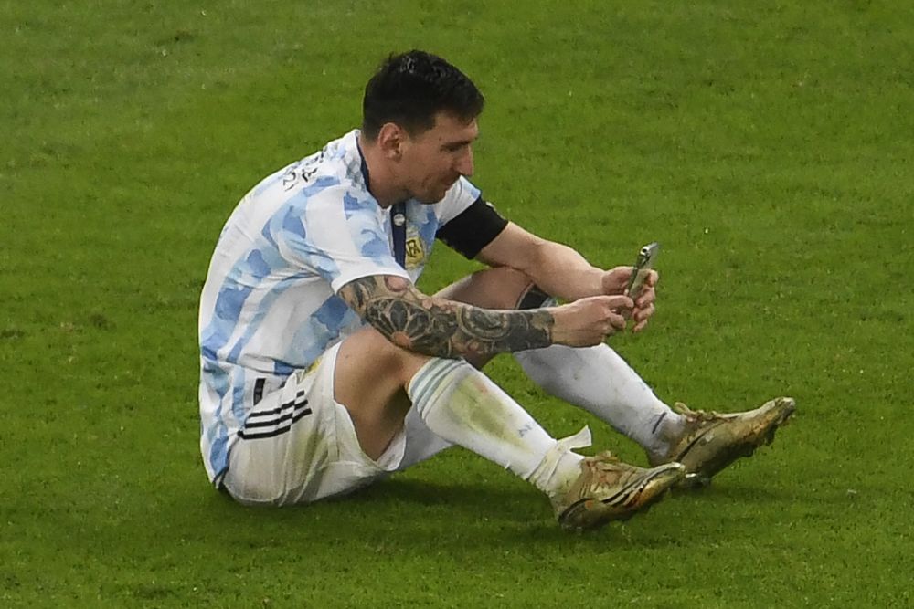 Gestul minunat facut de Messi dupa ce a castigat Copa America: s-a asezat in mijlocul terenului si si-a sunat familia. Reactia baietilor _12