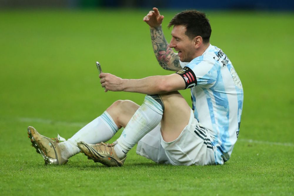 Gestul minunat facut de Messi dupa ce a castigat Copa America: s-a asezat in mijlocul terenului si si-a sunat familia. Reactia baietilor _13