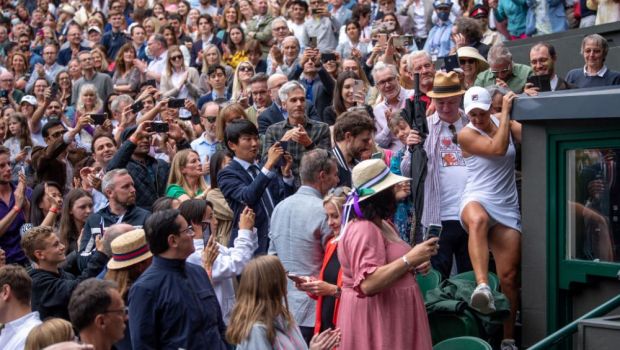
	Asa se bucura parintii cand fiica lor castiga turneul de la Wimbledon! Clipul viralizat pe Twitter cu bucuria familiei Barty&nbsp;&nbsp;
