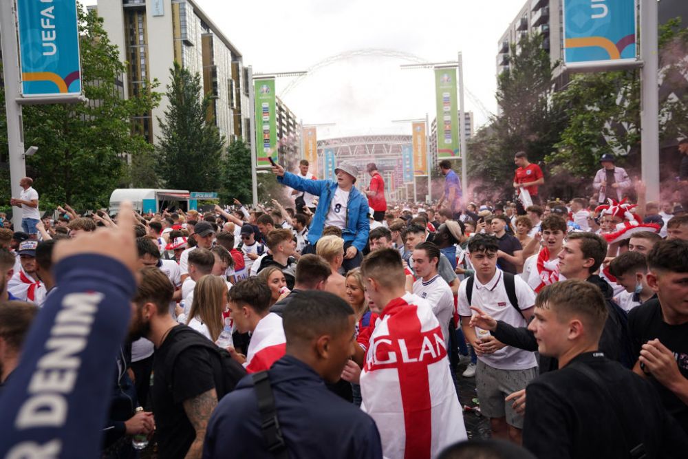 Sarbatoare la Londra! Fanii englezi au luat cu asalt strazile din jurul stadionului Wembley inaintea finalei dintre Italia si Anglia FOTO _11