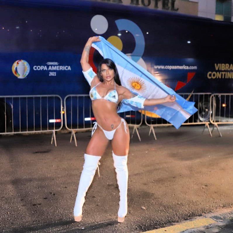 S-a dezbracat de bucurie! Miss Bum Bum s-a dus in costum de baie la stadion pentru a sarbatori victoria Argentinei! Imagini senzationale_5