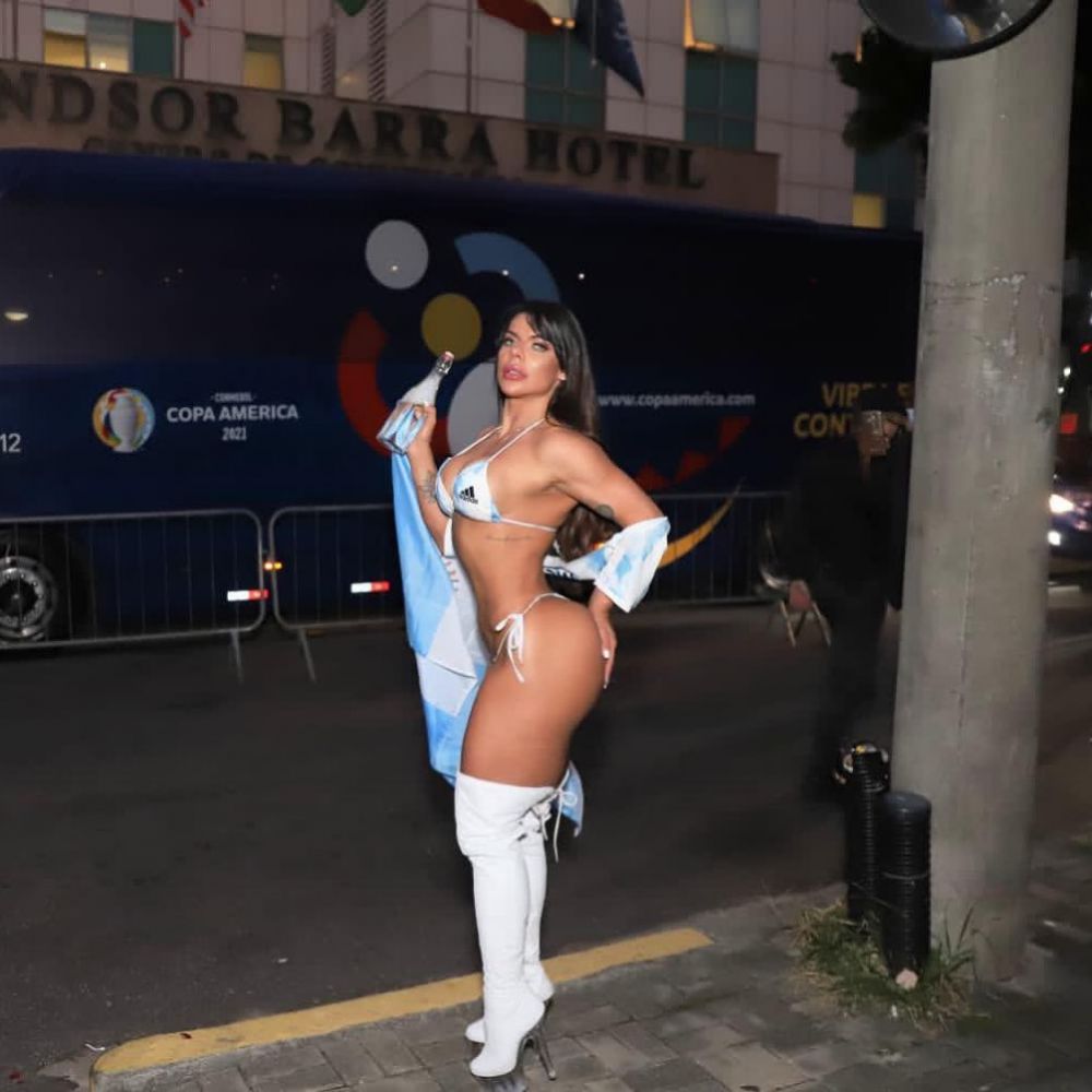 S-a dezbracat de bucurie! Miss Bum Bum s-a dus in costum de baie la stadion pentru a sarbatori victoria Argentinei! Imagini senzationale_6