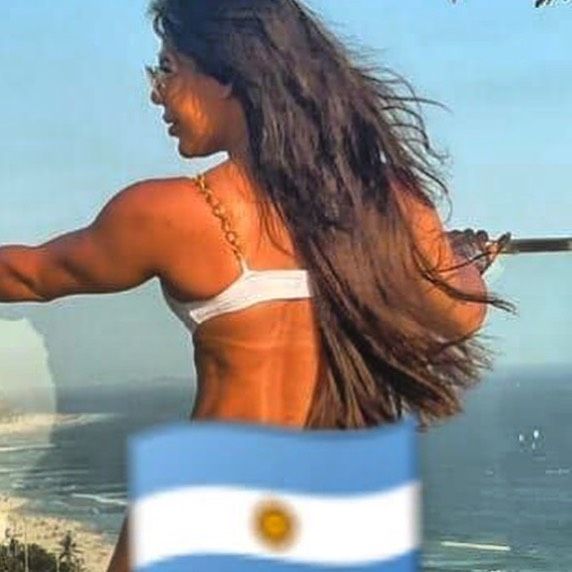 S-a dezbracat de bucurie! Miss Bum Bum s-a dus in costum de baie la stadion pentru a sarbatori victoria Argentinei! Imagini senzationale_7