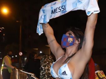
	S-a dezbracat de bucurie! Miss Bum Bum s-a dus in costum de baie la stadion pentru a sarbatori victoria Argentinei! Imagini senzationale
