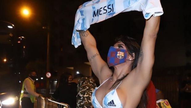 
	S-a dezbracat de bucurie! Miss Bum Bum s-a dus in costum de baie la stadion pentru a sarbatori victoria Argentinei! Imagini senzationale

