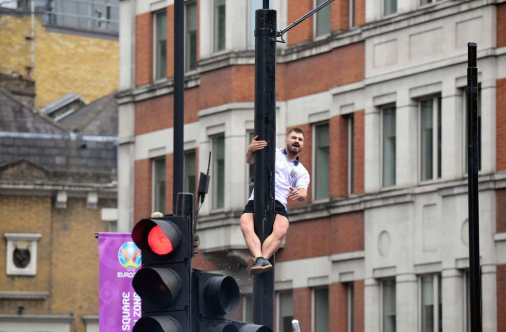 Suporterii englezi s-au dezlantuit pe strazile din Londra! Cele mai idioate imagini de la Campioanatul Euro_4