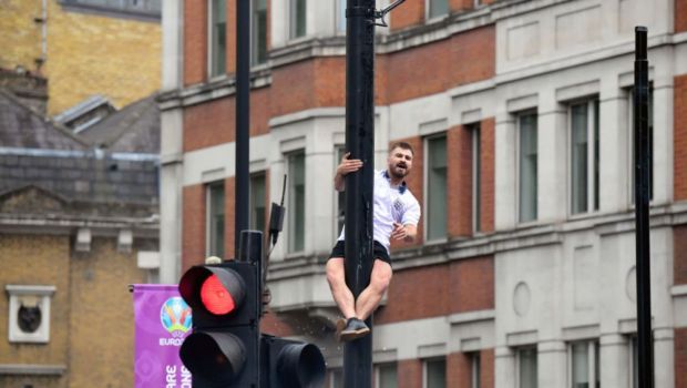 
	Suporterii englezi s-au dezlantuit pe strazile din Londra! Cele mai idioate imagini de la Campioanatul Euro
