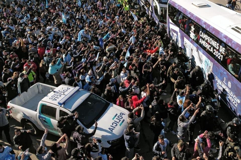 E fiesta in Buenos Aires! Messi si Di Maria, asteptati de zeci de mii de fani in strada! Au luat cu asalt autocarul echipei _3