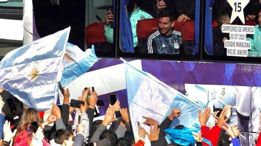 E fiesta in Buenos Aires! Messi si Di Maria, asteptati de zeci de mii de fani in strada! Au luat cu asalt autocarul echipei _4