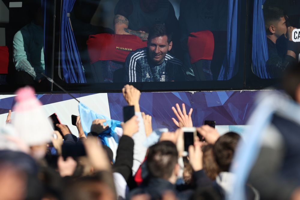 E fiesta in Buenos Aires! Messi si Di Maria, asteptati de zeci de mii de fani in strada! Au luat cu asalt autocarul echipei _2