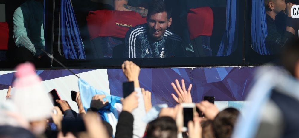 E fiesta in Buenos Aires! Messi si Di Maria, asteptati de zeci de mii de fani in strada! Au luat cu asalt autocarul echipei _1