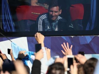 
	E fiesta in Buenos Aires! Messi si Di Maria, asteptati de zeci de mii de fani in strada! Au luat cu asalt autocarul echipei&nbsp;

