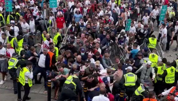 
	Anarchy in the UK! Imagini incredibile pe Wembley! Fanii forteaza in valuri intrarea pe stadion
