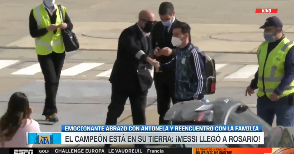 Imagini superbe cu Messi! S-a intors in Rosario si s-a intalnit cu Antonela chiar pe pista din aeroport! Cum au fost surprinsi_1