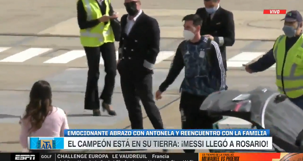 Imagini superbe cu Messi! S-a intors in Rosario si s-a intalnit cu Antonela chiar pe pista din aeroport! Cum au fost surprinsi_2