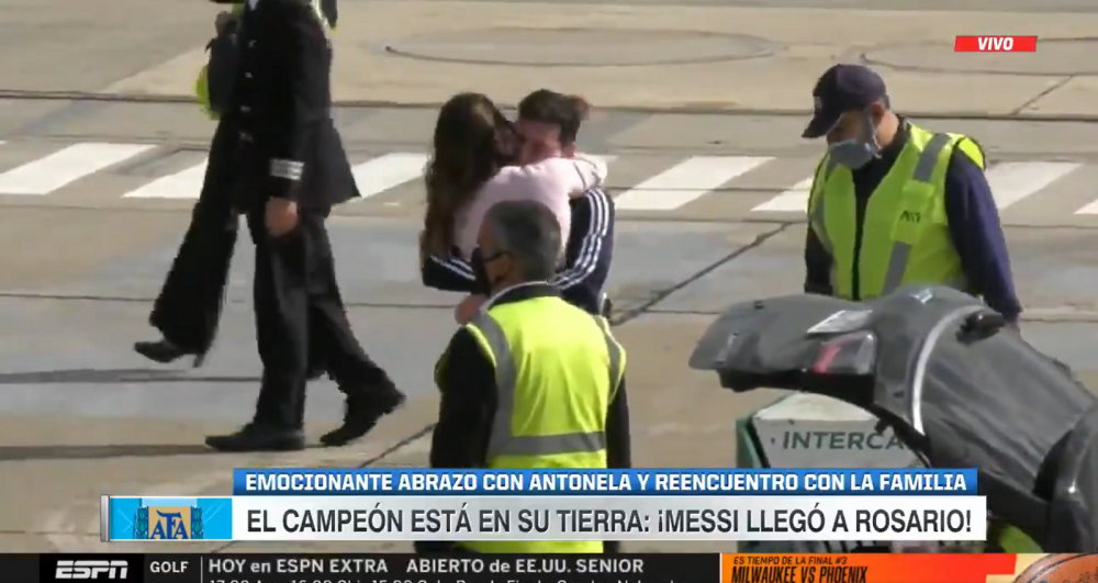 Imagini superbe cu Messi! S-a intors in Rosario si s-a intalnit cu Antonela chiar pe pista din aeroport! Cum au fost surprinsi_12