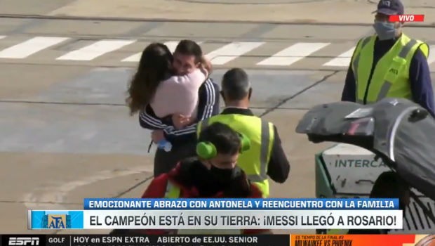 Imagini superbe cu Messi! S-a intors in Rosario si s-a intalnit cu Antonela chiar pe pista din aeroport! Cum au fost surprinsi