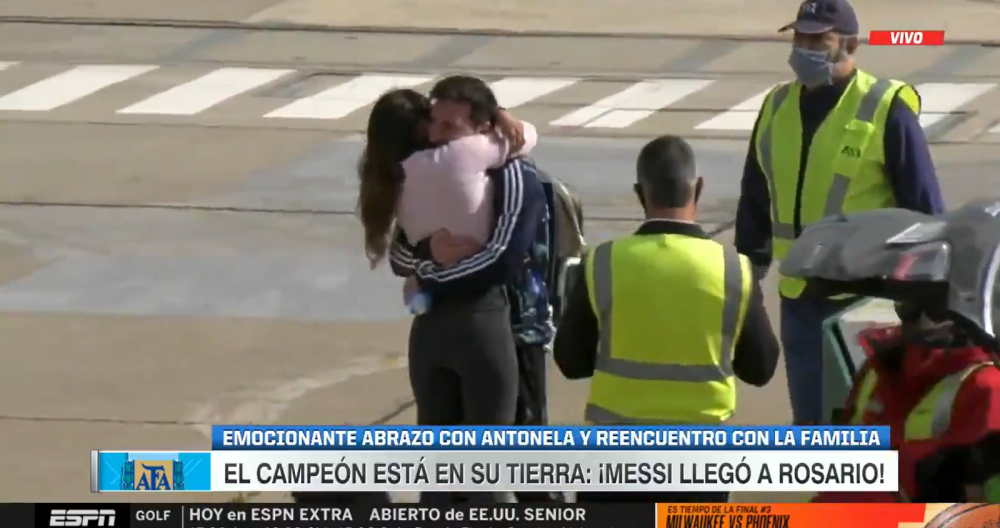 Imagini superbe cu Messi! S-a intors in Rosario si s-a intalnit cu Antonela chiar pe pista din aeroport! Cum au fost surprinsi_4