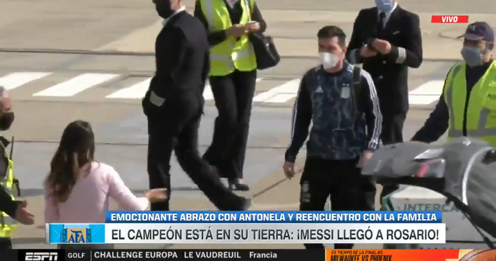 Imagini superbe cu Messi! S-a intors in Rosario si s-a intalnit cu Antonela chiar pe pista din aeroport! Cum au fost surprinsi_5