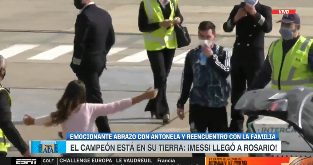 Imagini superbe cu Messi! S-a intors in Rosario si s-a intalnit cu Antonela chiar pe pista din aeroport! Cum au fost surprinsi_6