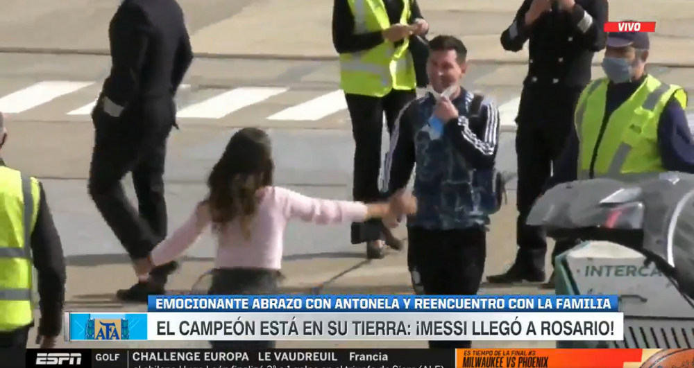 Imagini superbe cu Messi! S-a intors in Rosario si s-a intalnit cu Antonela chiar pe pista din aeroport! Cum au fost surprinsi_7