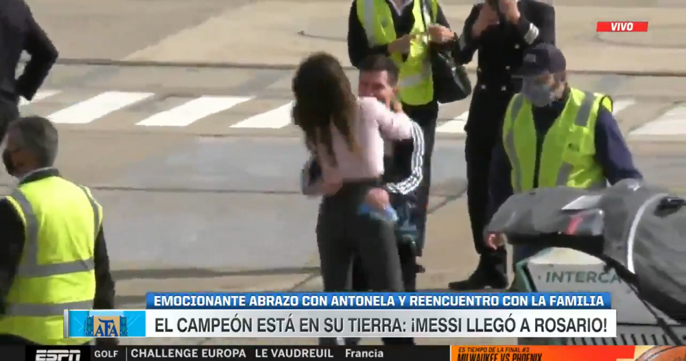 Imagini superbe cu Messi! S-a intors in Rosario si s-a intalnit cu Antonela chiar pe pista din aeroport! Cum au fost surprinsi_8