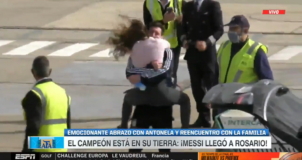 Imagini superbe cu Messi! S-a intors in Rosario si s-a intalnit cu Antonela chiar pe pista din aeroport! Cum au fost surprinsi_9