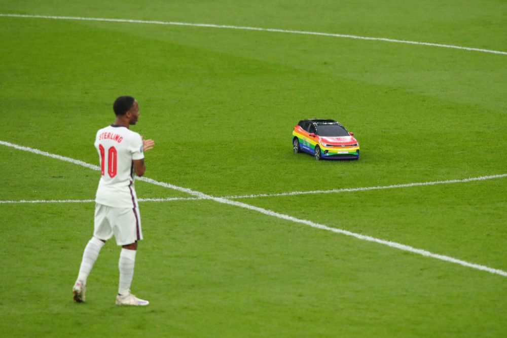 Masinuta care a adus mingea de la finala EURO a starnit reactii controversate in lumea intreaga. Ce s-a intamplat cand a intrat pe teren _1