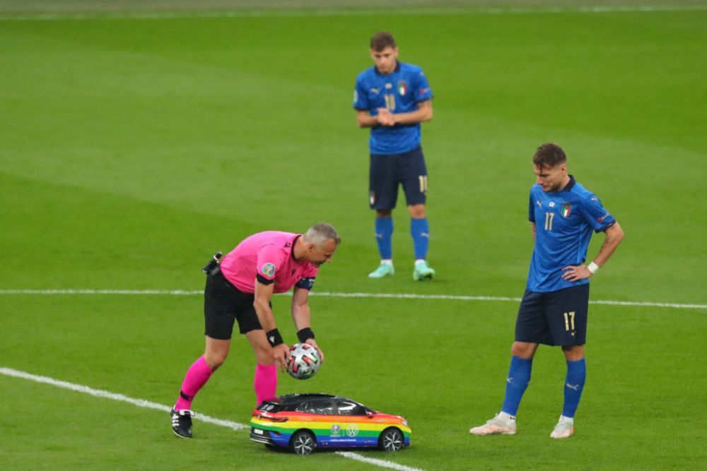 Masinuta care a adus mingea de la finala EURO a starnit reactii controversate in lumea intreaga. Ce s-a intamplat cand a intrat pe teren _3