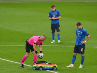 
	Masinuta care a adus mingea de la finala EURO a starnit reactii controversate in lumea intreaga. Ce s-a intamplat cand a intrat pe teren&nbsp;
