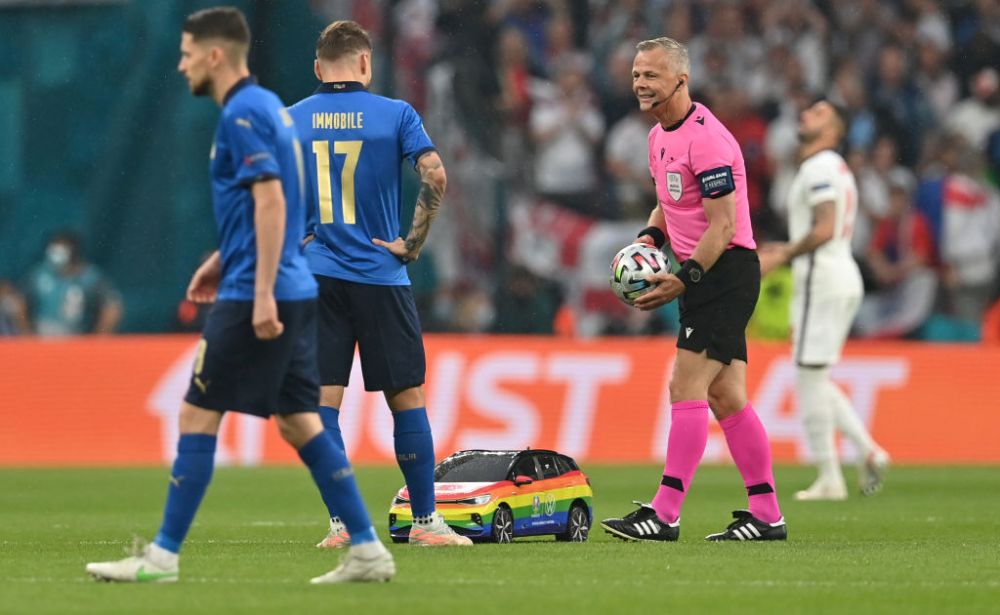 Masinuta care a adus mingea de la finala EURO a starnit reactii controversate in lumea intreaga. Ce s-a intamplat cand a intrat pe teren _4