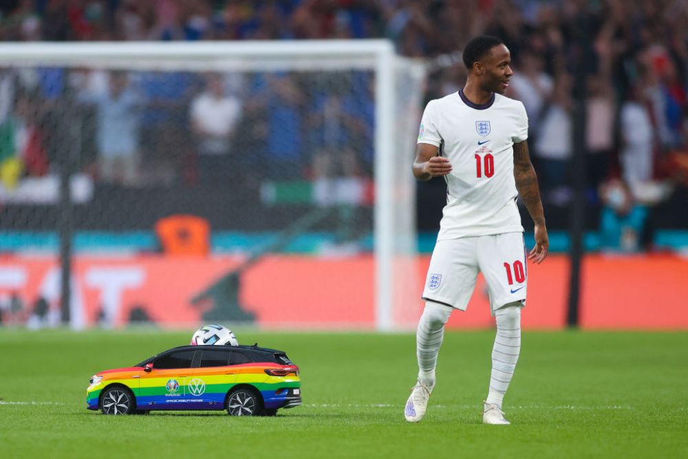 Masinuta care a adus mingea de la finala EURO a starnit reactii controversate in lumea intreaga. Ce s-a intamplat cand a intrat pe teren _7