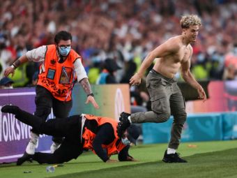 
	Inca un moment de nebunie la finala Euro! A intrat pe teren si a innebunit audienta feminina, dar si stewarzii
