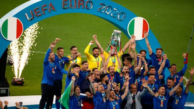
	Italia, Regina Europei! Jucatorii lui Mancini s-au auzit mai tare decat toti englezii de pe Wembley! Imagini de senzatie de la ceremonia de premiere
