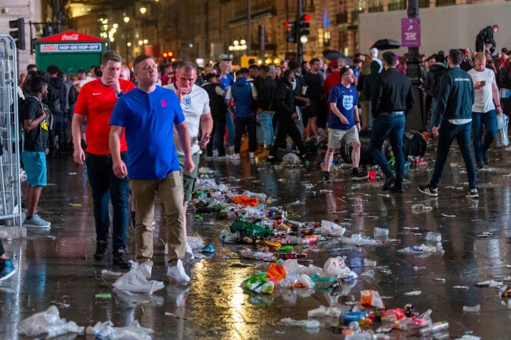 Dezastru la Londra dupa finala pierduta in fata Italiei! Strazile din capitala Angliei s-au transformat in gropi de gunoi GALERIE FOTO _5