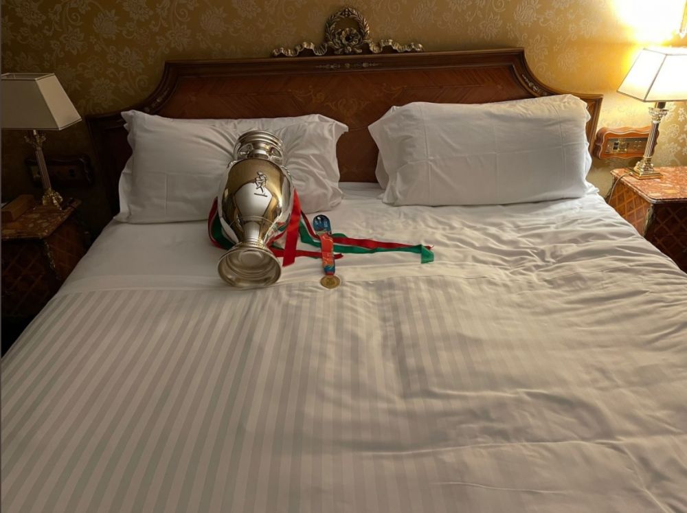 Chiellini a dormit cu trofeul Euro 2020 in pat! Bonucci a pazit si el cupa in camera lor de hotel_3
